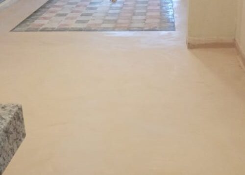 Piso acabado con Chukum en tono natural, textura artesanal y acabado continuo