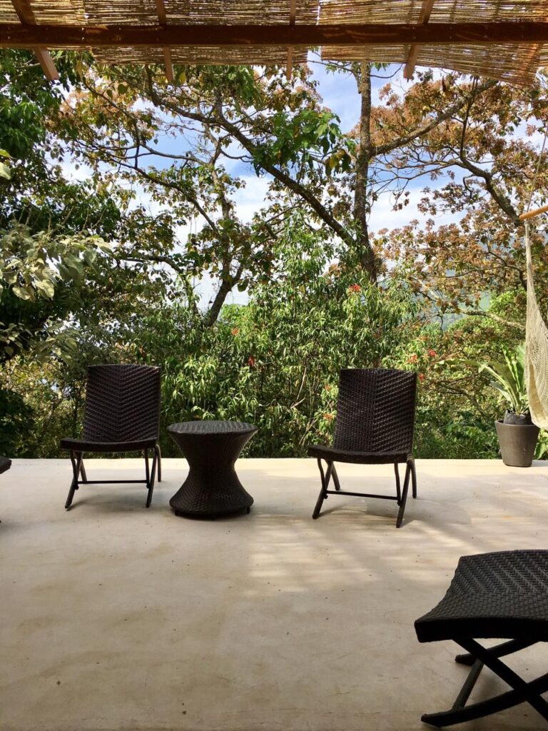 Piso de hacienda con acabado de chukum en tono natural.