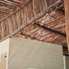 Muros con acabado de chukum mostrando variaciones naturales en tonos beige.